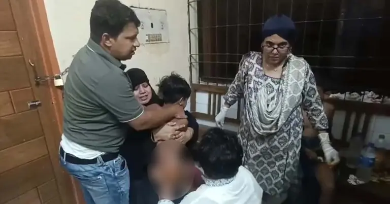 আহত এক শিশুকে চিকিৎসা দেয়ার মুহূর্তে